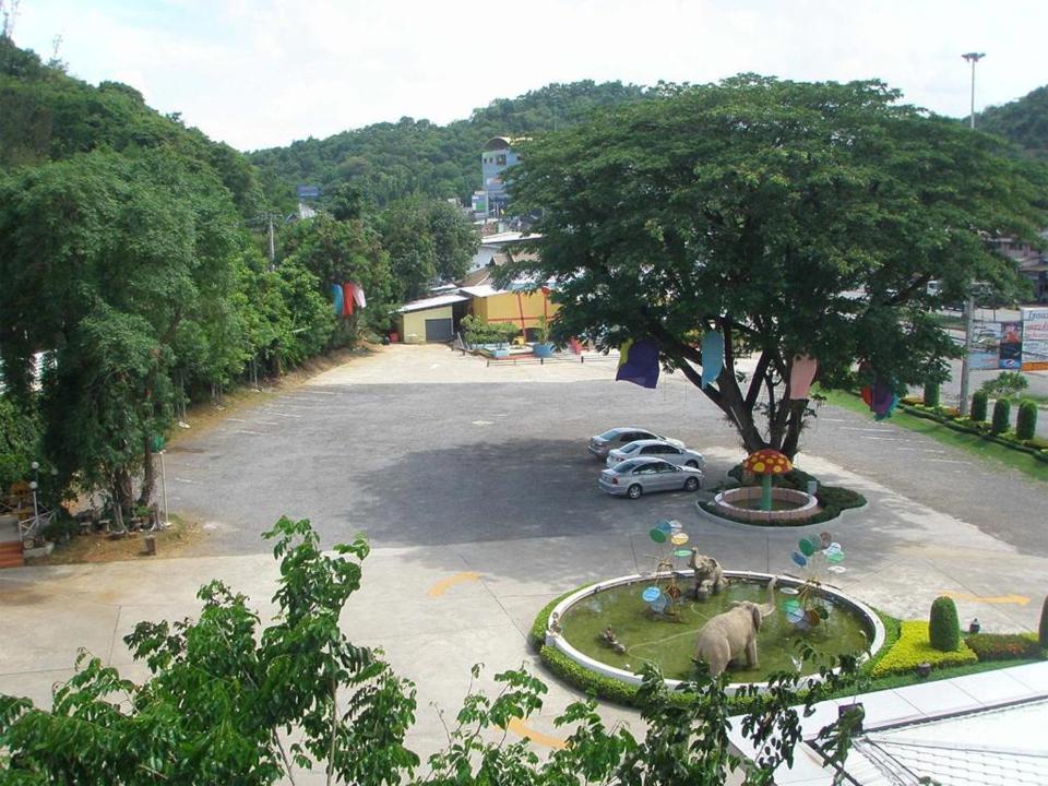 Grand Hill Resort And Spa Nakhon Sawan Bagian luar foto