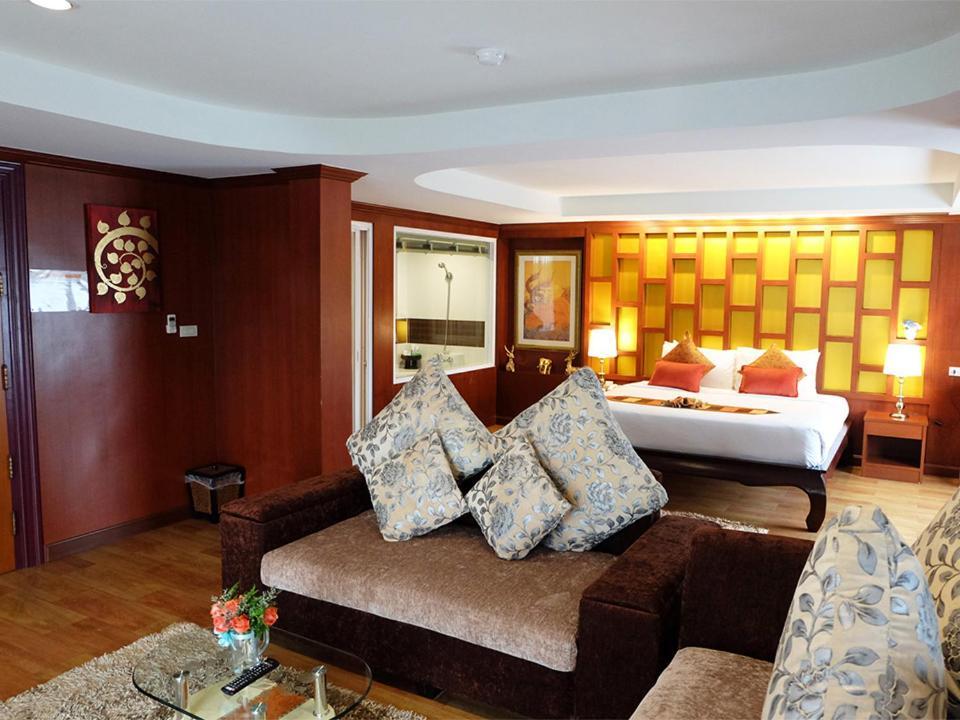 Grand Hill Resort And Spa Nakhon Sawan Bagian luar foto